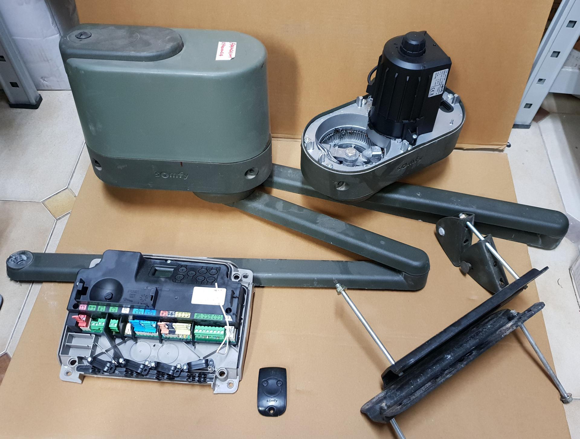 MOTORE PER CANCELLI A BATTENTE SOMFY AXOVIA MULTIPRO 24V